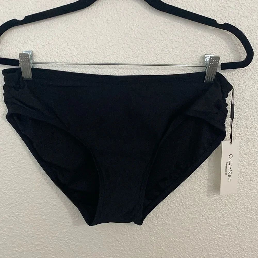 NWT- Calvin Klein- mid rise black bikini bottoms with Rouched side- Size XL